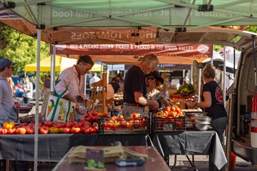 Bangalow Farmers Market fruit and veg stall